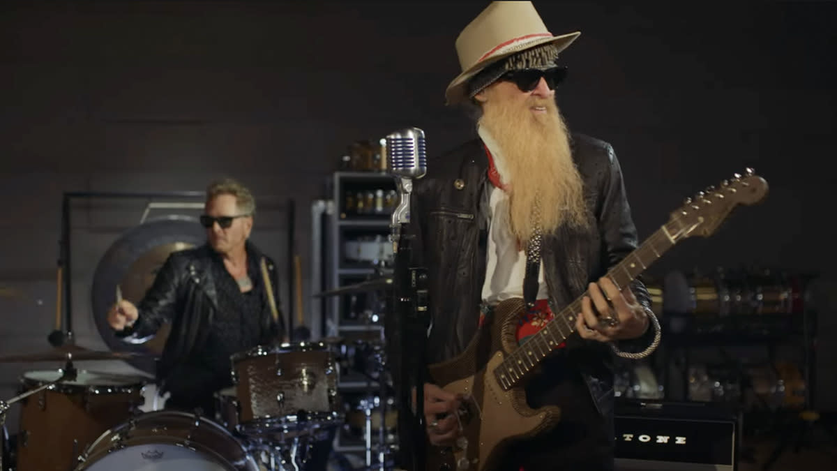  Billy Gibbons and Matt Sorum play carboard instruments for a YouTube segment with Signal Snowboards 