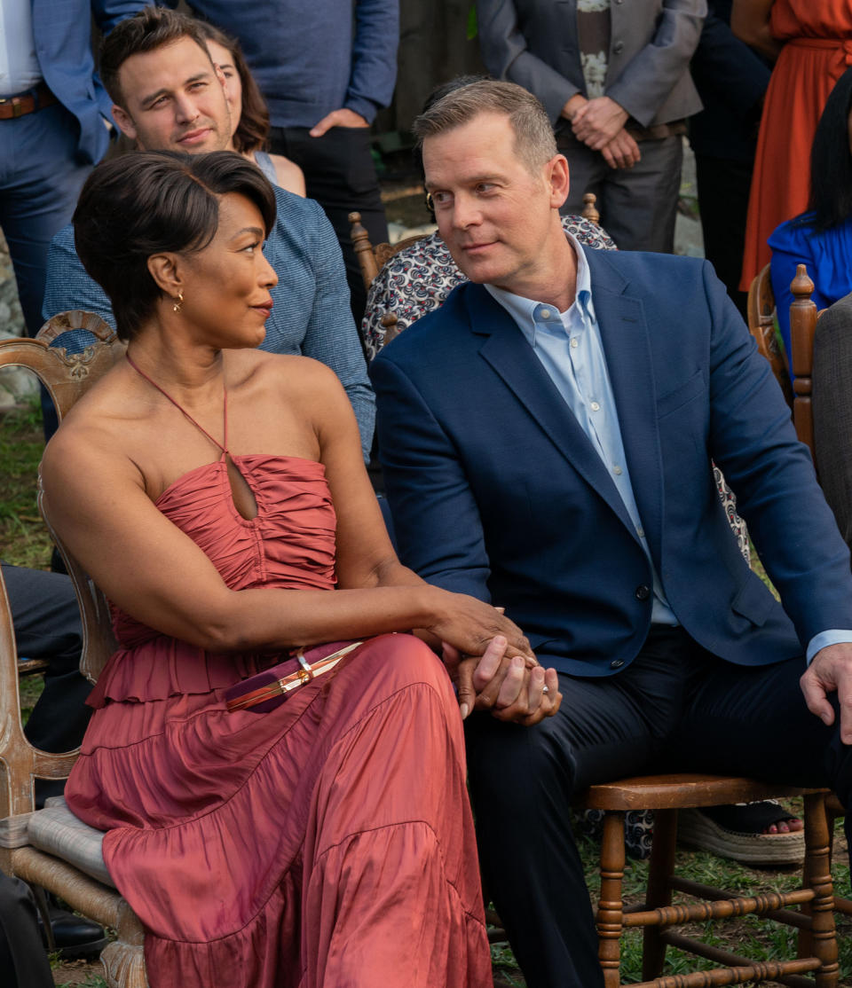 Angela Bassett and Peter Krause