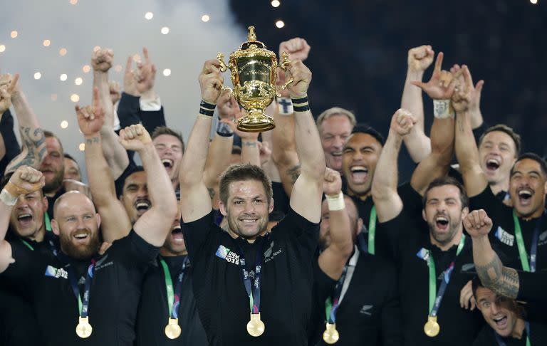 Richie McCaw sostiene en alto la copa Webb Ellis en de la consagración de Nueva Zelanda en el Mundial Inglaterra 2015; fue la última de las tres conquistas de All Blacks.