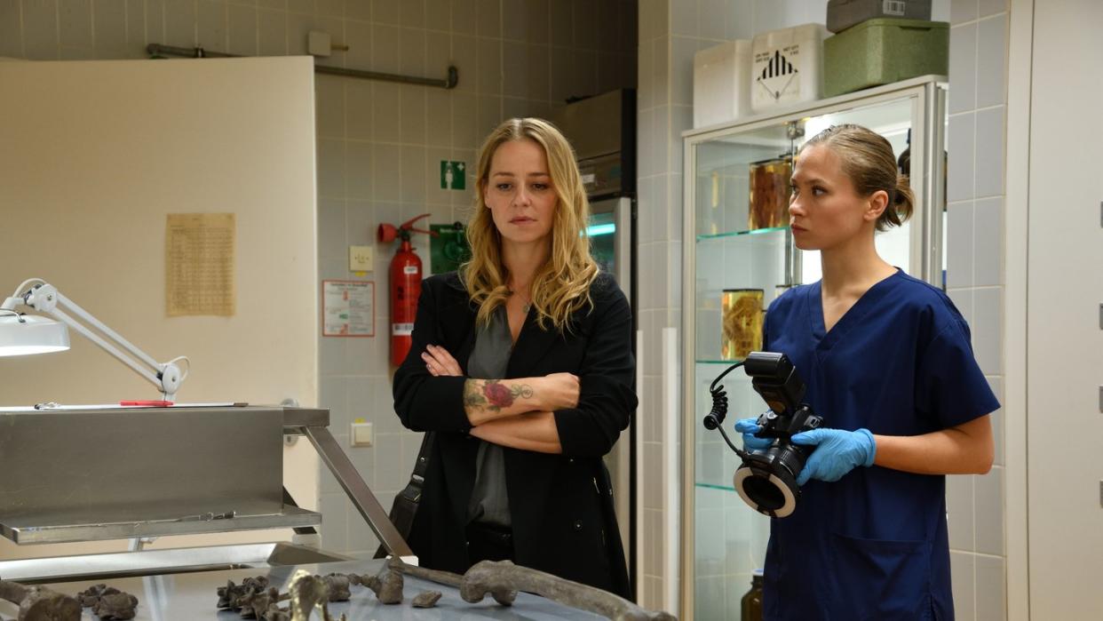 Dr. Julia Löwe (Alina Levshin, r) gehört seit Anfang 2019 zum Team «Der Spezialisten». Die ZDF-Serie wird im April eingestellt. Foto: Hardy Spitz/ZDF