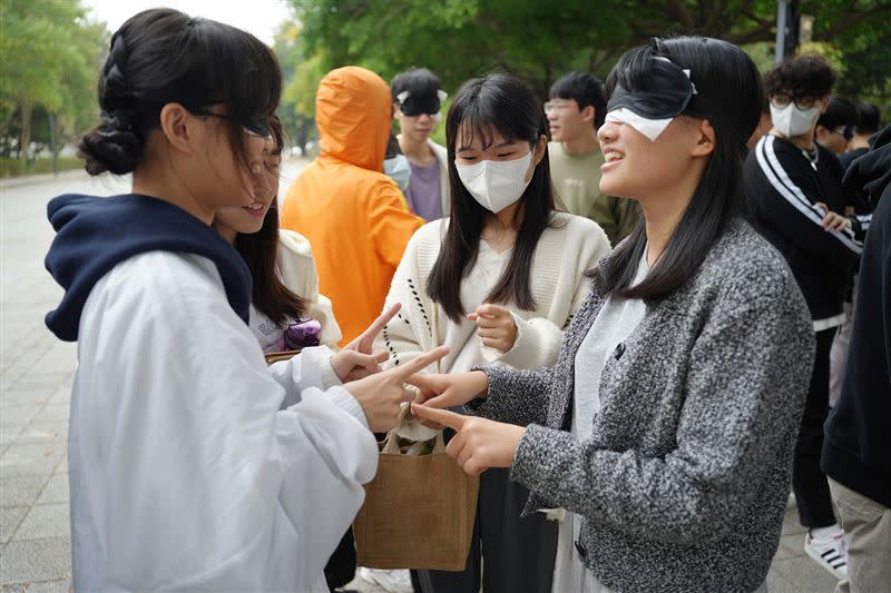 學生體驗視障者與他人互動交流。（圖／中興大學提供）