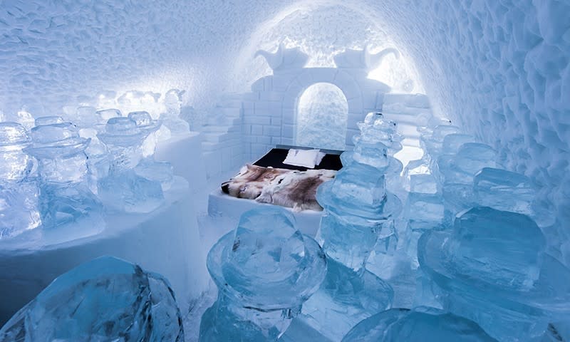 Cada habitación del hotel IceHotel está diseñada en hielo y tallada por algún artista internacional.