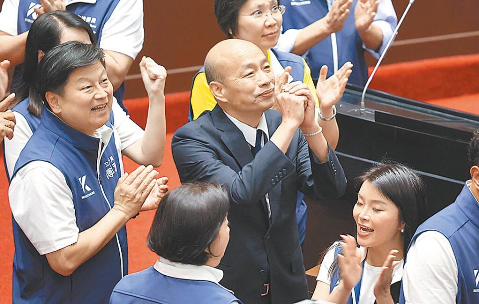 立法院21日處理行政院所提國會改革法覆議案，院長韓國瑜（中）投票後拱手致意。（姚志平攝）