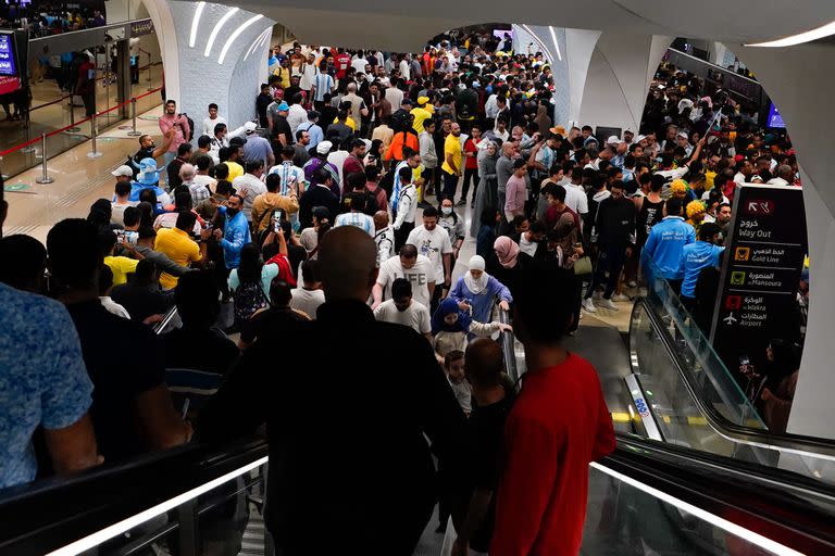 Argentina vs Países Bajos por los cuartos de final de Qatar 2022. Estaciones de metro colapsadas rumbo al estadio de Lusail
\