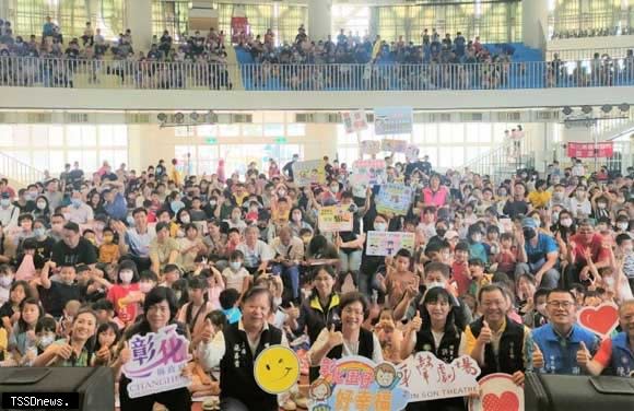 縣長王惠美與會場大朋友小朋友共計一千餘人，讓彰化縣的孩子們度過一個愉快的假期。（記者方一成攝）