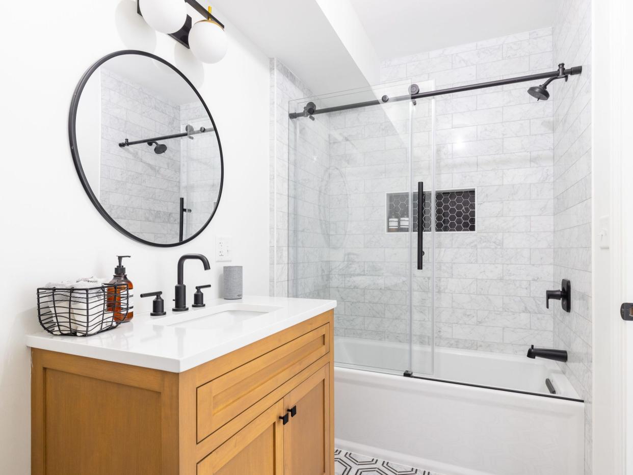 Es gibt verschiedene Möglichkeiten, wie ihr euer Badezimmer größer wirken lassen könnt. - Copyright: Joe Hendrickson/Shutterstock