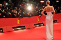 <p>Model Toni Garrn bringt bei der Eröffnung der Berlinale den Glamour auf den roten Teppich. Die 68. Ausgabe des Internationalen Filmfestspiele Berlin begann mit Wes Andersons Animationsfilm „Isle of Dogs“. (Bild: AP Photo) </p>