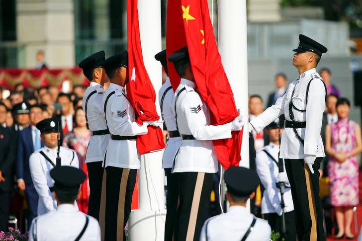 香港主權移交25周年，港府將於7月1日舉辧慶祝活動及新任特首李家超就職典禮。（圖為2017年香港回歸20周年慶祝活動在灣仔金紫荊廣場舉行升旗儀式）   圖：達志影像 / 路透社（資料照）