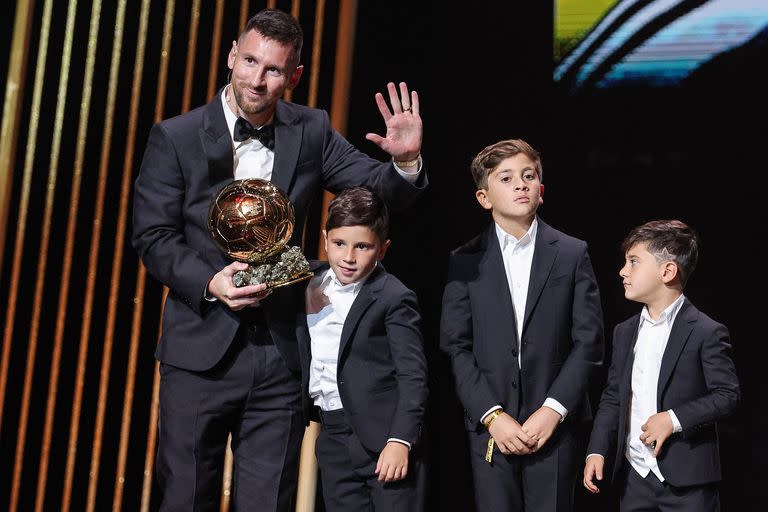 Lionel Messi con sus hijos en el momento de la premiación