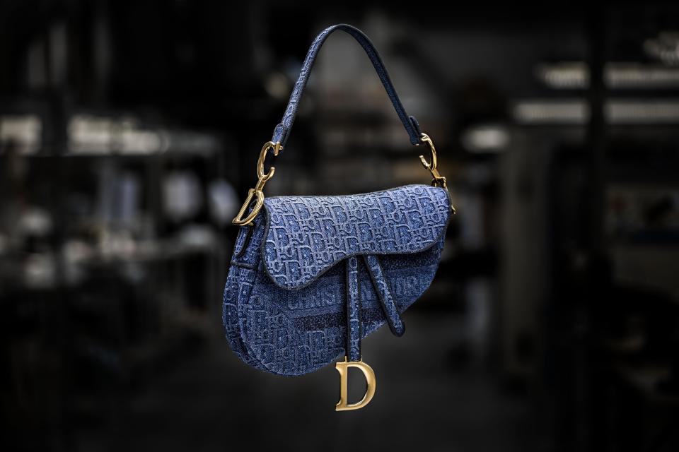 ▲Saddle Oblique 丹寧斜紋刺繡帆布馬鞍包 NT$120,000。（圖／DIOR）