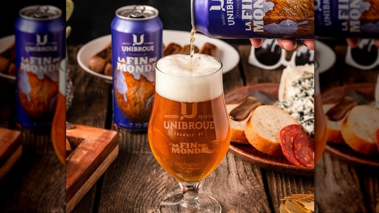 unibroue can pouring into glass