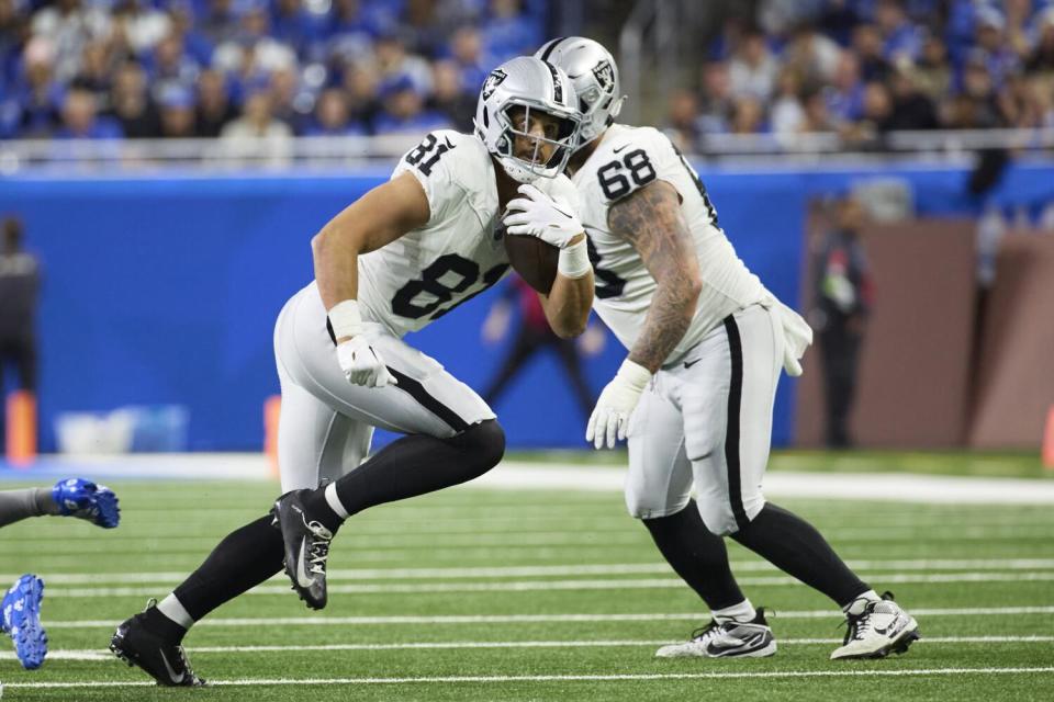 Las Vegas Raiders tight end Austin Hooper runs the ball.