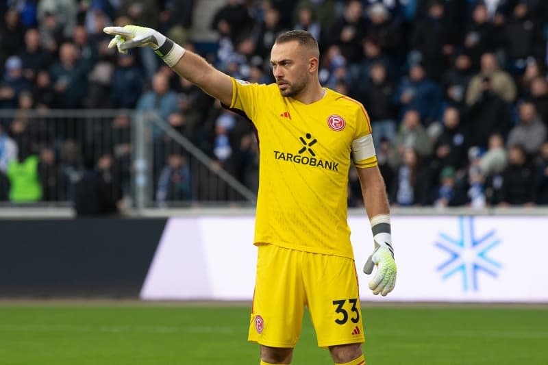 Duesseldorf's goalkeeper Florian Kastenmeier gestures. Swen Pförtner/dpa