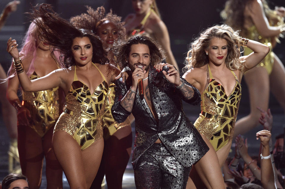 Maluma, en el centro, actúa en la ceremonia de los Premios MTV a los Videos Musicales el 20 de agosto de 2018 en Nueva York. Maluma lanzó su disco "Papi Juancho" el 21 de agosto de 2020. (Foto por Chris Pizzello/Invision/AP, Archivo)