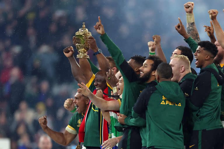 La copa Webb Ellis Cup se va de París a Sudáfrica, una vez más: los Springboks jugaron cuatro finales y las ganaron todas