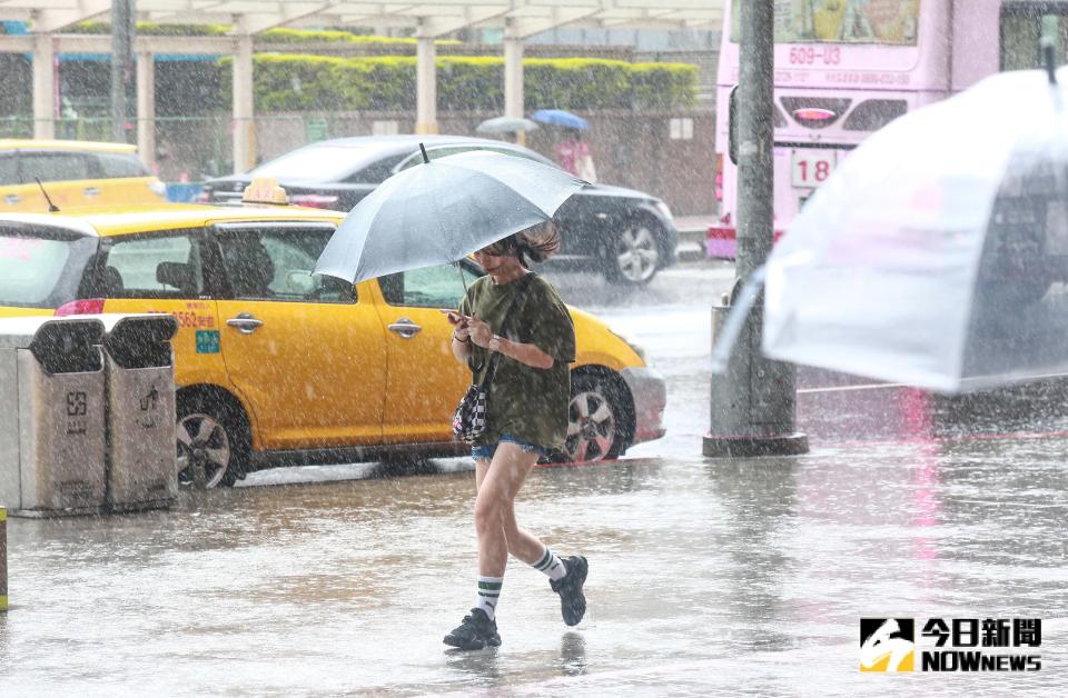 ▲西南風影響下，氣象局今（ 12 ）日針對中南部 9 縣市發豪雨、大雨特報，北部及東半部則要注意 36 度左右高溫。（圖／NOWnews資料圖片）