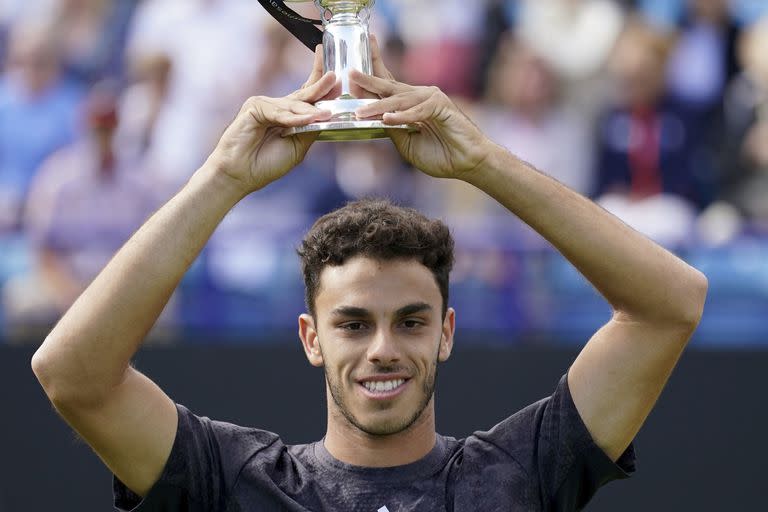 Francisco Cerúndolo alza el trofeo tras vencer en la final a Tommy Paul y conquistar el título del ATP de Eastbourne.
