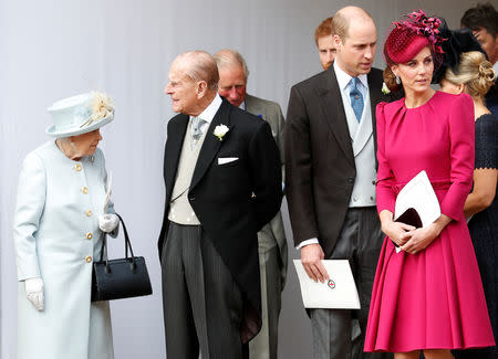 La reina británica Elizabeth, el príncipe Felipe, el príncipe Guillermo y Kate, duquesa de Cambridge, desde la izquierda, esperan la llegada en carro abierto de la princesa Eugenia de York y Jack Brooksbank después de su boda en la capilla de San Jorge, en el castillo de Windsor, Windsor, Gran Bretaña, octubre 12, 2018. Alastair Grant / Pool a través de REUTERS