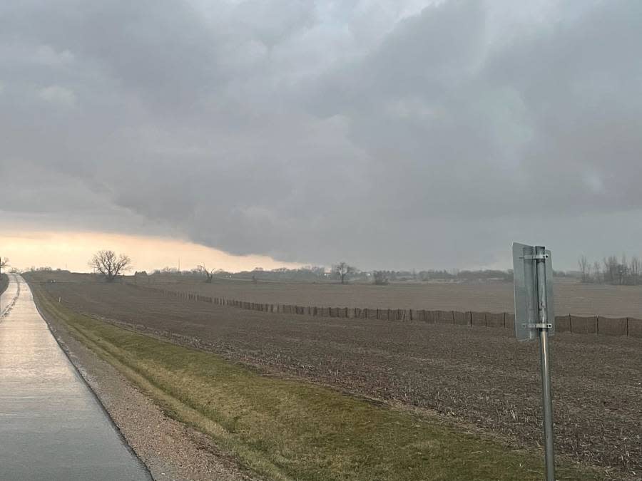 Sheriff's office posts pictures of storm in southern Wisconsin that resulted in tornado warnings