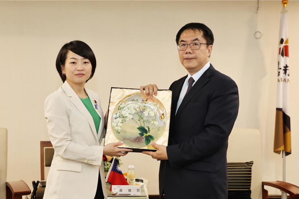 黃偉哲致贈蘭花盤給鈴木貴子(左)。(台南市政府提供／曹婷婷台南傳真)