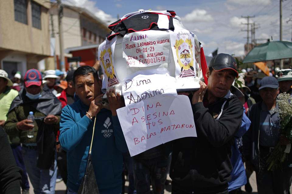 Residentes cargan un ataúd con un letreto en contra de la presidenta Dina Boluarte por las muertes en las protestas, durante una vigilia por los fallecidos durante los disturbios en Juliaca, Perú, el 11 de enero de 2023. Al menos 17 personas fallecieron el lunes en el sureste de Perú en la reanudación de las protestas que reclaman elecciones en zonas rurales que siguen siendo leales al depuesto presidente Pedro Castillo. (AP Foto/Hugo Curotto)