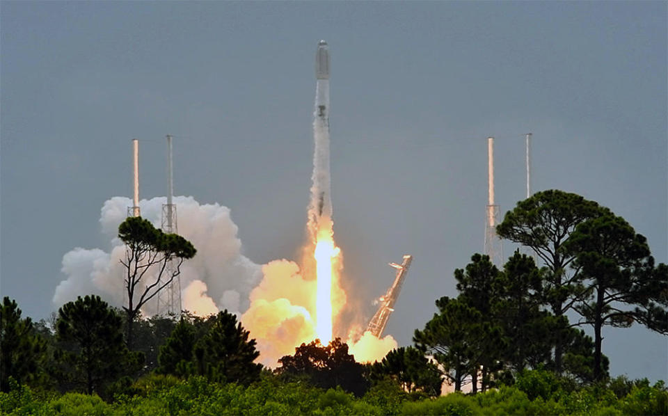 A SpaceX Falcon 9 rocket thunders away from the Cape Canaveral Space Force Station Sunday carrying another 53 Starlink internet satellites. / Credit: William Harwood/CBS News