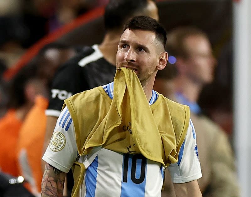 Foto del domingo del capitán de Argentina Lionel Messi tras salir lesionado