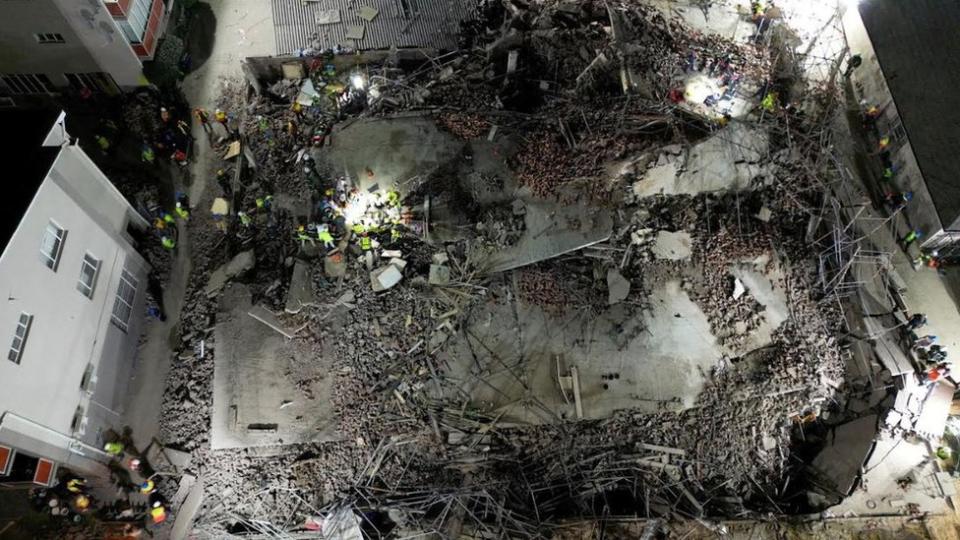 Vue aérienne du bâtiment effondré et des équipes de secours sur place à George, en Afrique du Sud.  Photo : 6 mai 2024