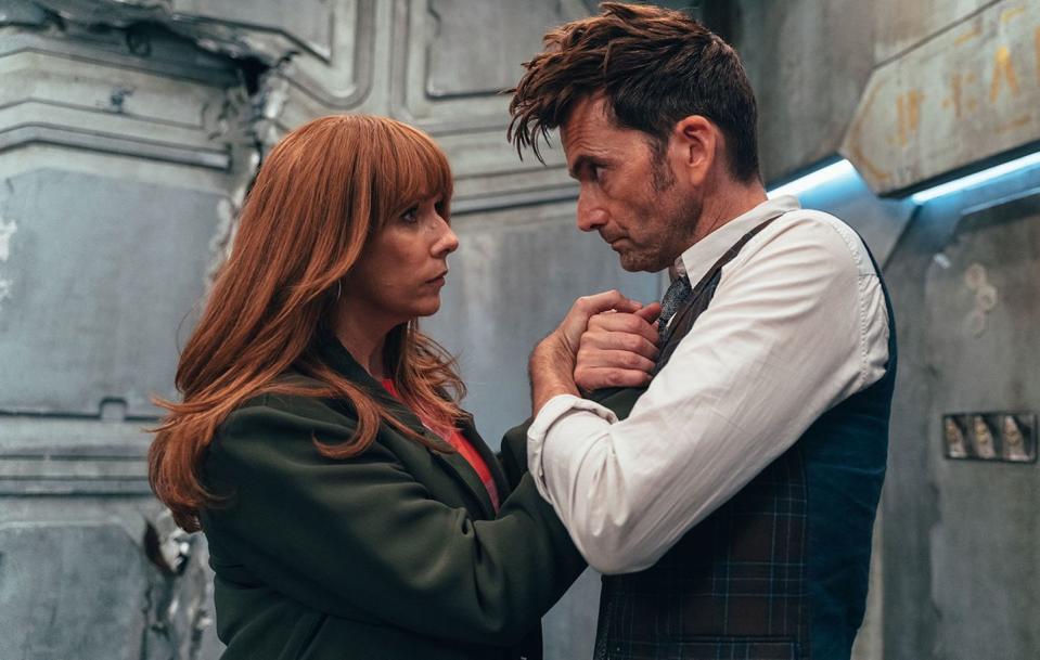 donna noble and the doctor in doctor who, a man and woman looking at each other clasping hands