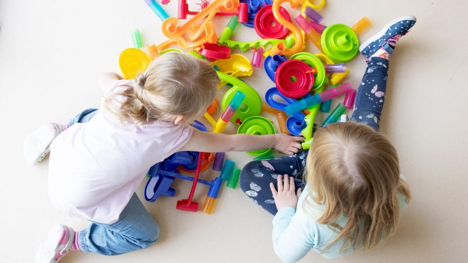 Bei manchen Familien ist das Geld knapp. Der Kinderzuschlag soll hier helfen.