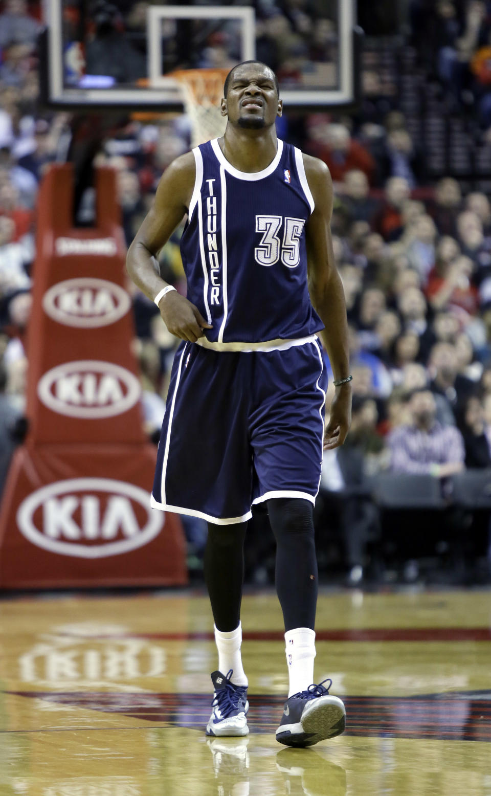 Kevin Durant, del Thunder de Oklahoma City, abandona la cancha durante el partido del martes 11 de febrero de 2014 ante los Trail Blazers en Portland, Oregón. Se espera que Durant sostenga un duelo frente a frente con LeBron James, del Heat de Miami, en el Juego de Estrellas de la NBA el domingo 16 de febrero en Nueva Orleáns. (Foto AP/Don Ryan)