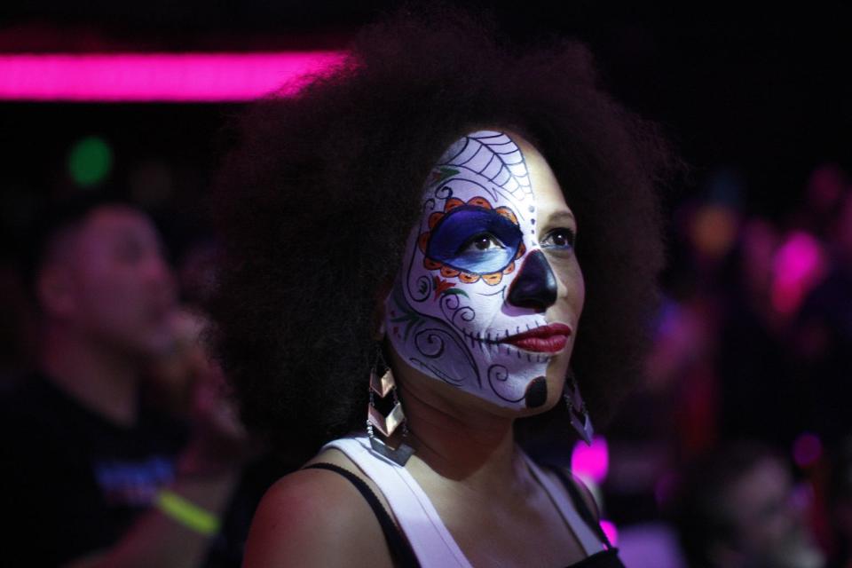 Una mujer observa desde el público un show de lucha libre mexicana (Foto David McNew / Getty)