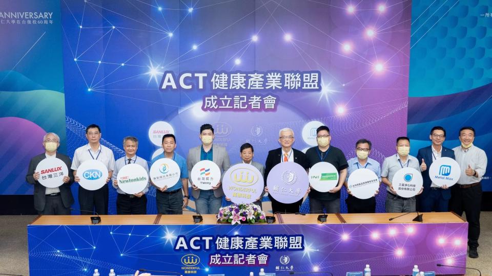 ACT健康產業聯盟成員合影，各廠商代表人手持公司Logo牌。(圖/萬泰科技提供)