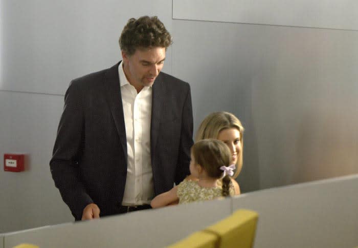 Pau Gasol cn su mujer Cat McDonnell y su hija