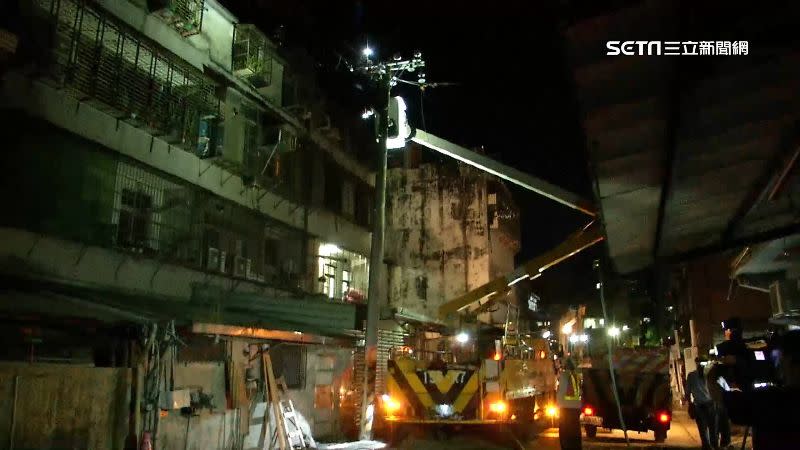 電線桿斷裂意外造成附近住戶停電。