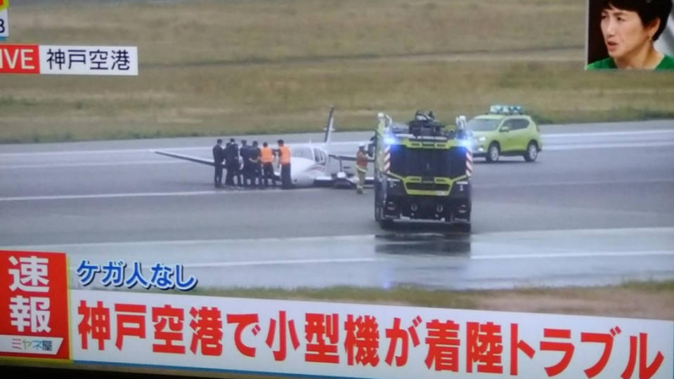小飛機機腹著陸　日本神戶機場跑道暫時封閉