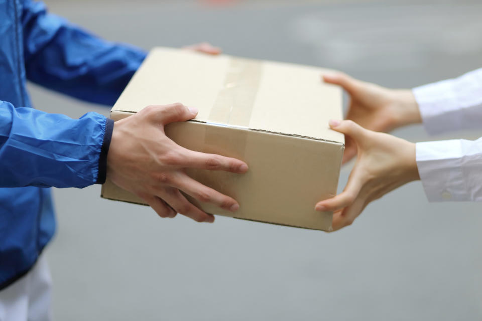 So sollte, die Paketübergabe eigentlich aussehen. Der Hermesbote wollte aber lieber eine freche Nachricht hinterlassen. (Symbolbild: Getty Images)