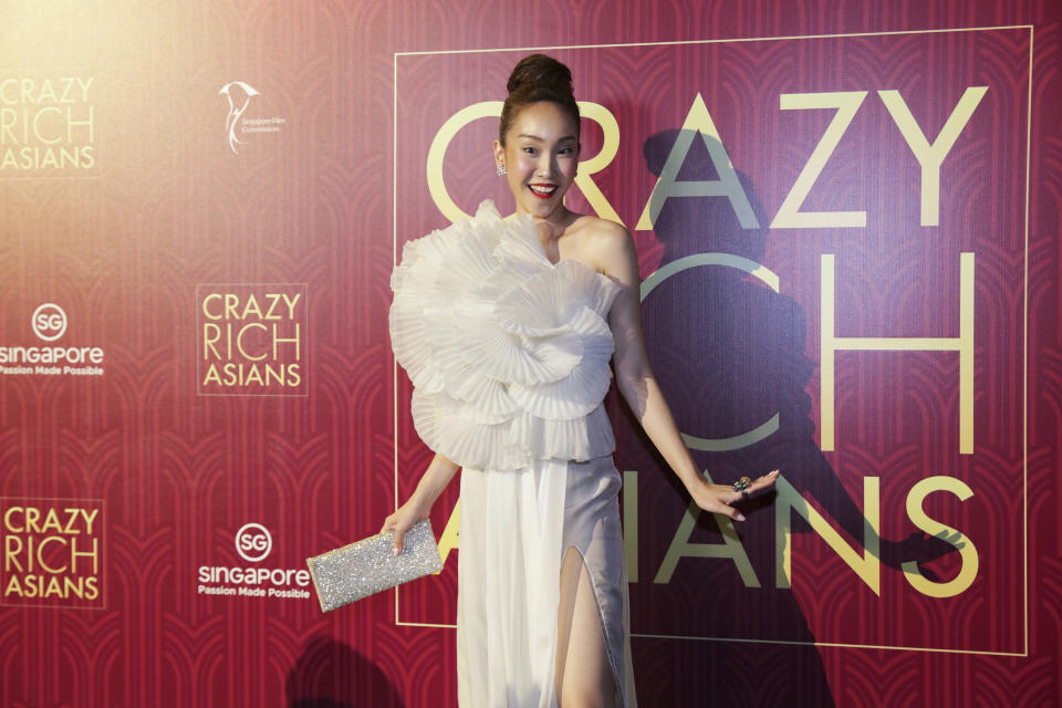 La actriz Constance Lau posa al llegar al estreno de "Crazy Rich Asians" en Singapur, el martes 21 de agosto del 2018. (AP Foto/Don Wong)