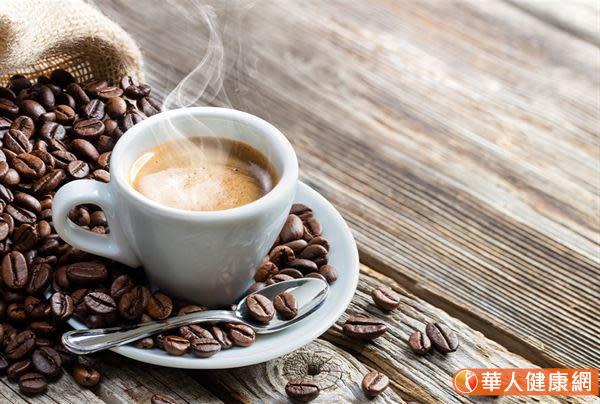 有研究新發現，帶有LRRK2基因突變但還未罹患帕金森氏症的人，可能因為攝取咖啡中的咖啡因之後，產生對神經有保護好處的某些咖啡因代謝物質，進而降低遺傳性帕金森氏症發病的風險！