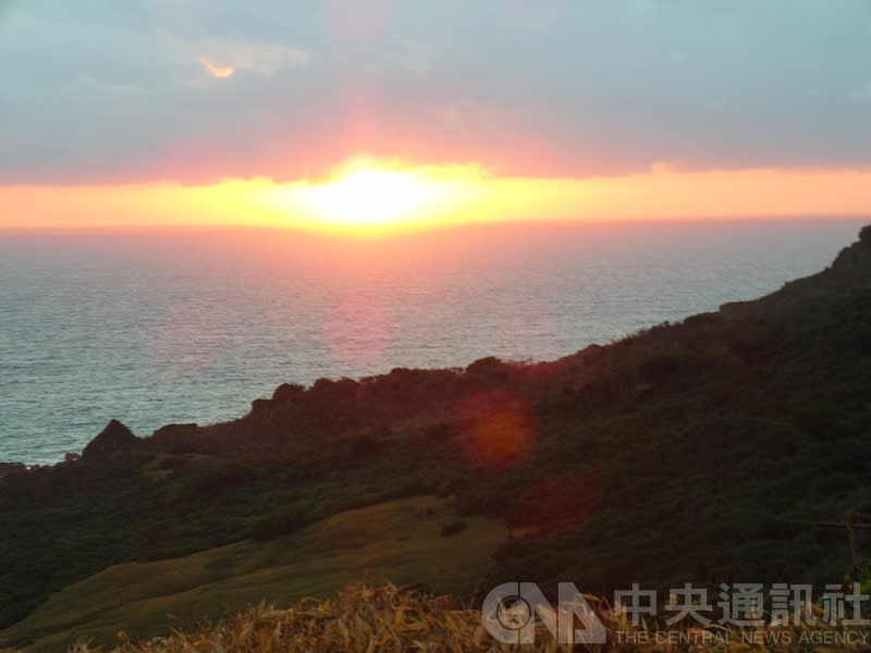 圖為屏東墾丁龍坑日出。（中央社／資料照片）