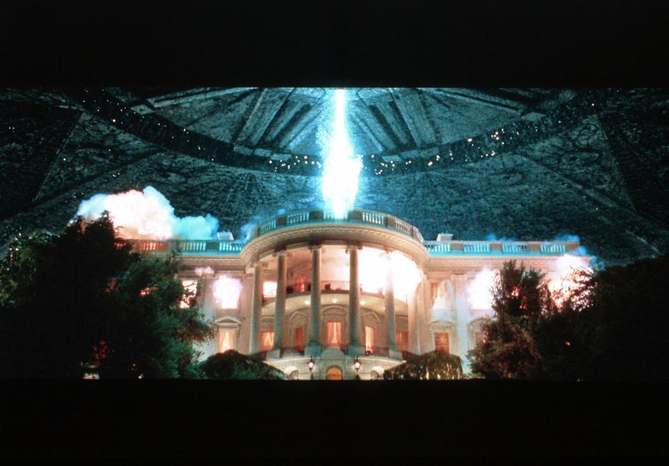 <p>Das weiße Haus wird in "Independence Day" von Aliens in die Luft gejagt: Für die Umsetzung von Roland Emmerichs Zerstörungsorgie am Computer war Volker Engel verantwortlich. Der Lohn: 1997 erhielt er den Oscar für die besten visuellen Effekte. (Bild: Fox)</p>