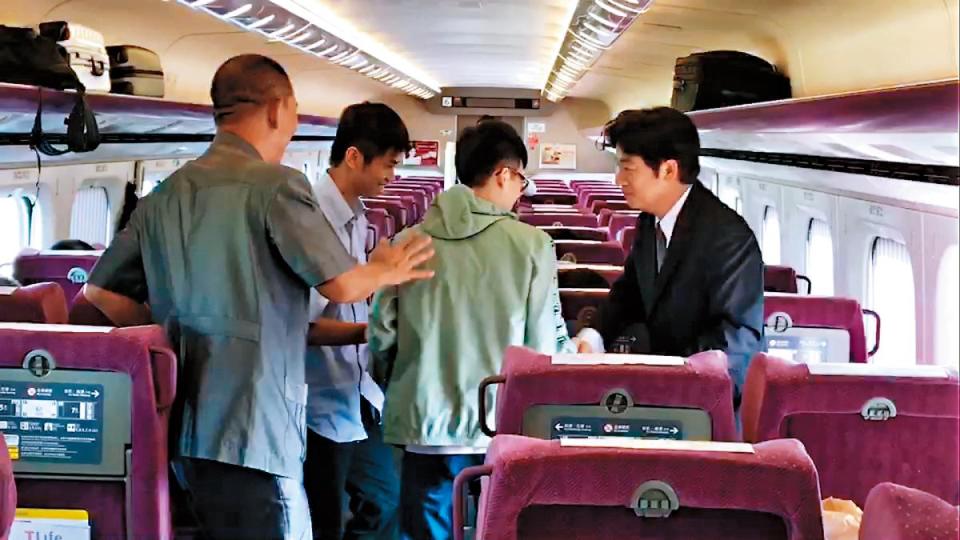 賴清德5日一早搭高鐵北上參加總統府記者會，同車旅客也向賴道賀。