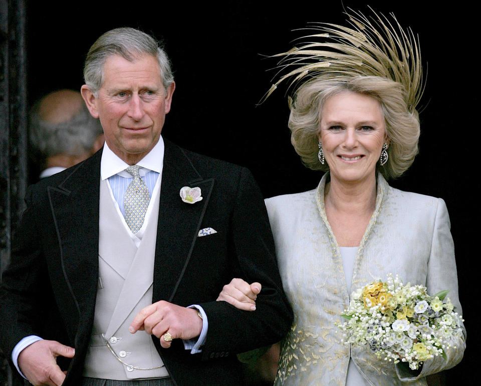 ARCHIVO - En esta foto del 9 de abril de 2005, el príncipe Carlos de Inglaterra y su esposa Camila, duquesa de Cornwall, salen de la Capilla de San Jorge en Windsor, Inglaterra, tras la bendición en la iglesia de su boda civil. (AP Foto/ Alastair Grant, Pool, Archivo)