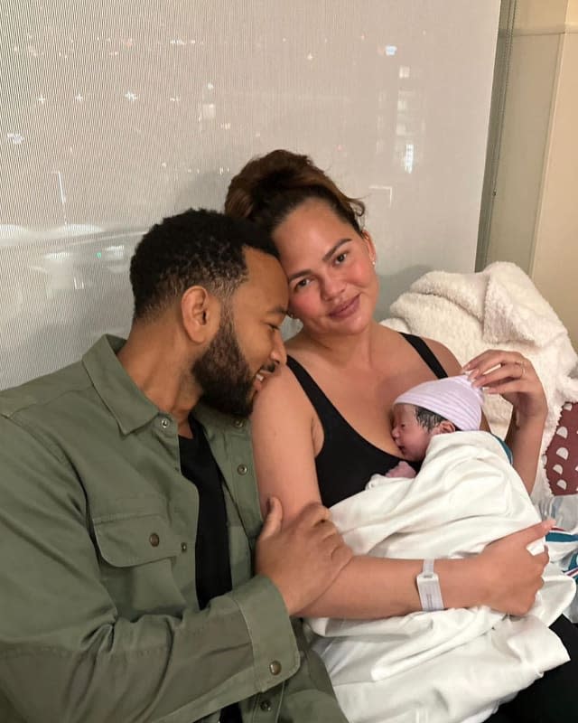 Chrissy Teigen y John Legend con su cuarto hijo