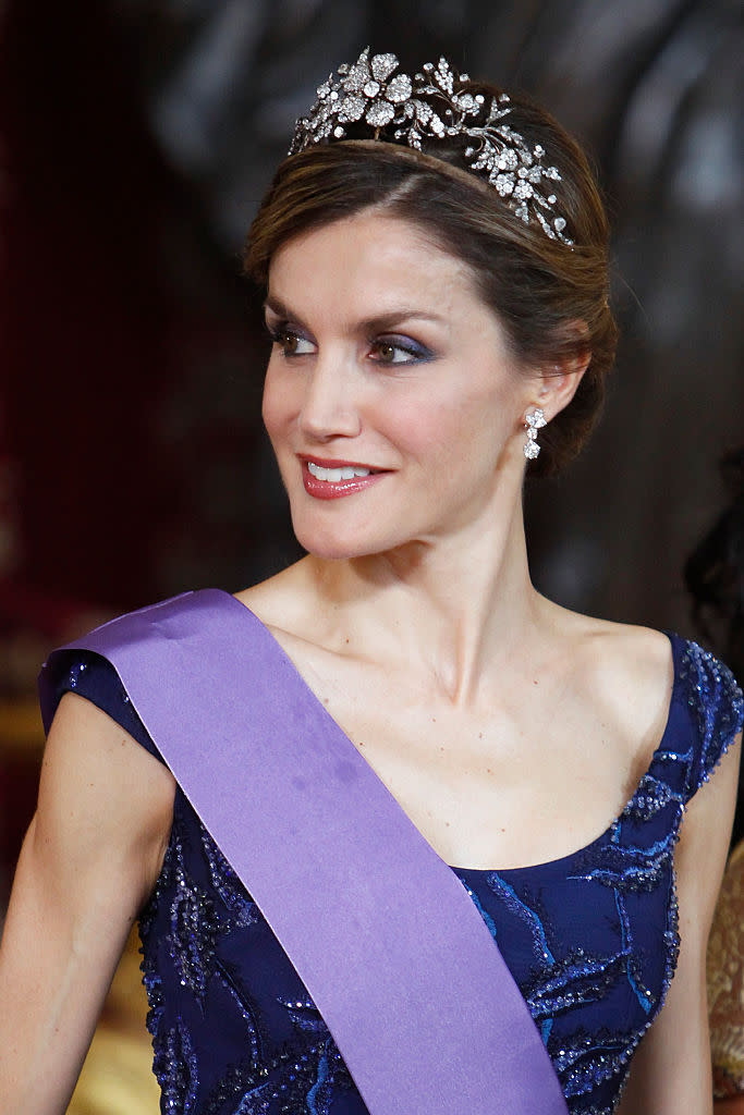 <p>Letizia von Spanien ist seit 2004 an der Seite von König Felipe VI. Bei royalen Auftritten ist sie ausgesprochen häufig mit einer Diamant-Tiara, die mit Blumen verziert ist, zugegen. 1879 kaufte Alfonso XII. das Schmuckstück in Großbritannien. (Foto: Getty) </p>