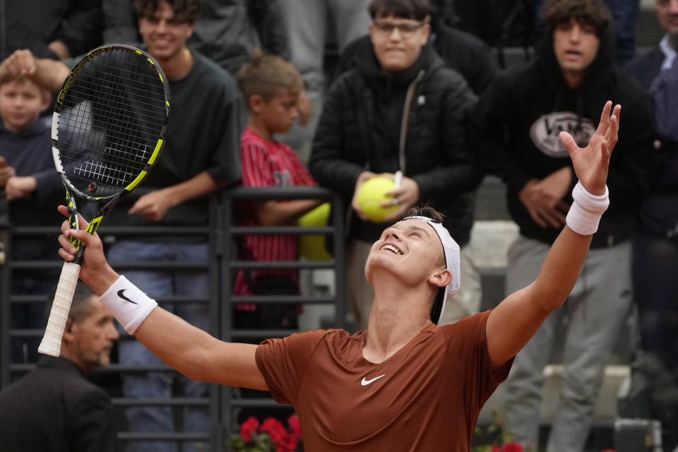 Holger Rune celebra su victoria ante Novak Djokovic en los cuartos de final del Abierto de Italia, el miércoles 17 de mayo de 2023, en Roma. (AP Foto/Gregorio Borgia)