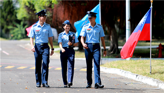 國防部持續辦理多元全民國防教育與人才招募活動，藉此提供年輕學子接觸國軍的機會，同時透過空軍航空技術學院陳純真、王躍崴、張家銘三位同學現身說法，更證明從軍是有志青年求學就業兼具的優質選擇。（軍聞社記者吳柏毅攝）