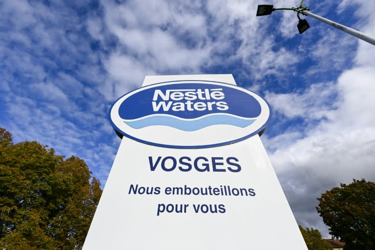 Le logo de Nestlé Waters sur son site d'embouteillage de Vittel, dans les Vosges, le 24 octobre 2023 (JEAN-CHRISTOPHE VERHAEGEN)