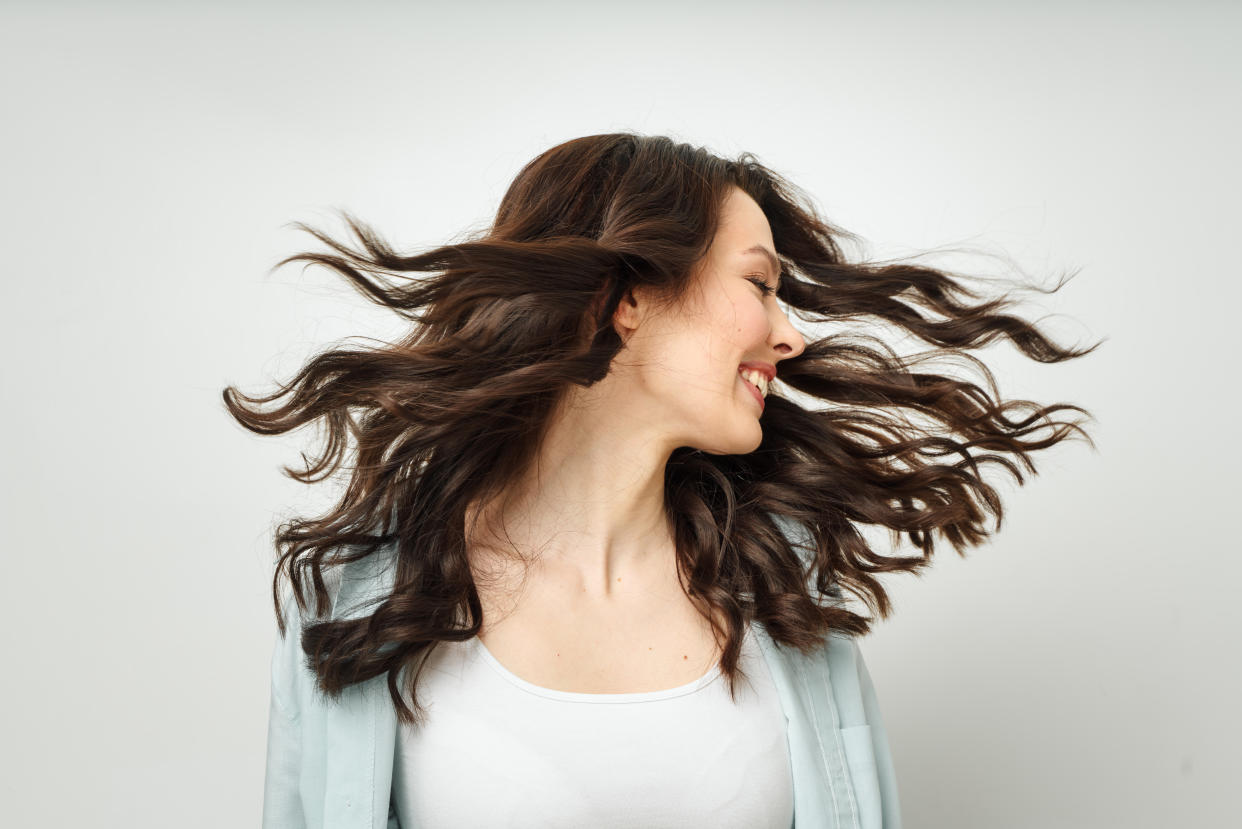 Imita las ondas naturales del Airwrap con este cepillo moldeador de Conair por 20 dólares. (Foto: Getty)