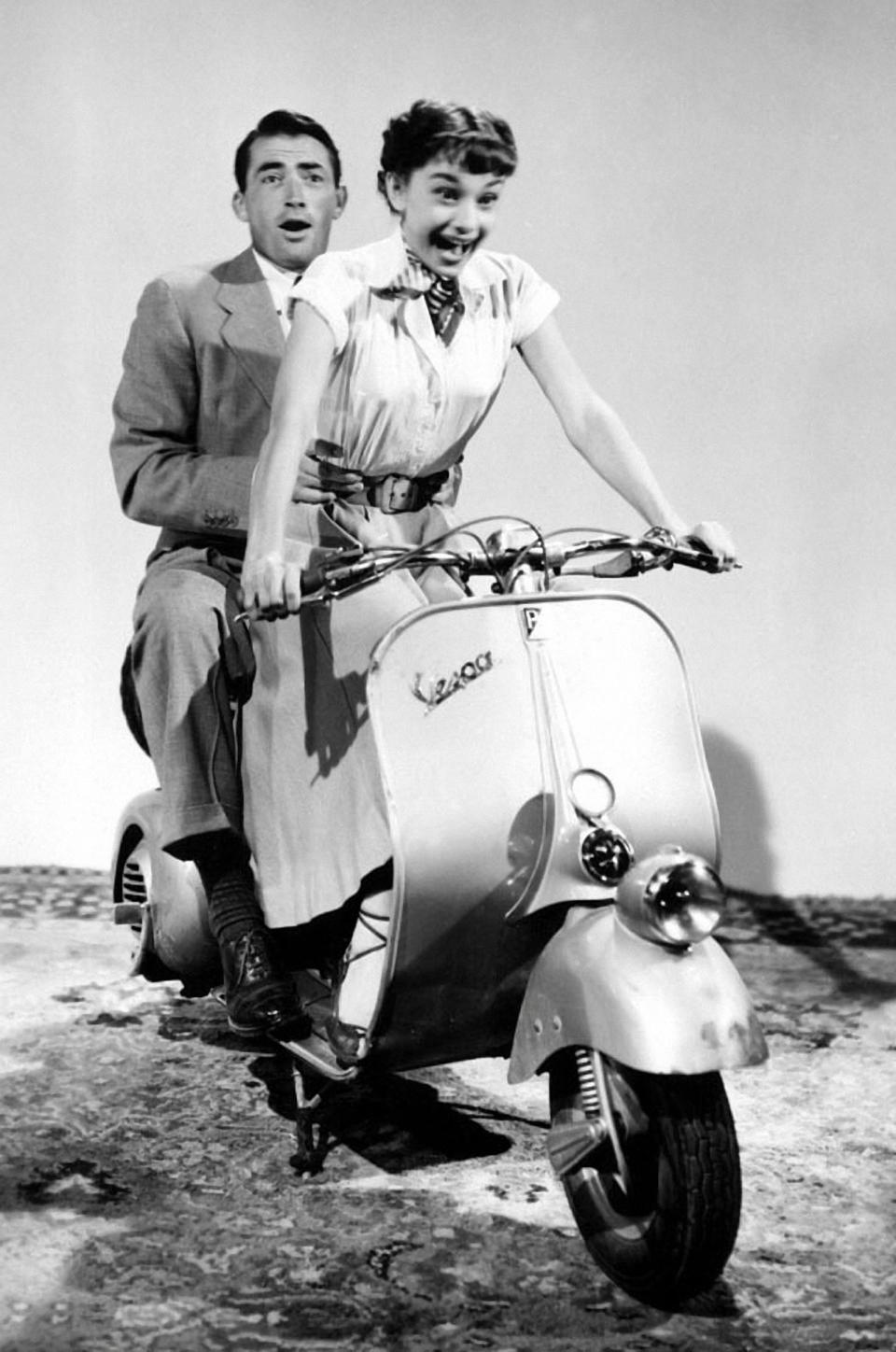 Gregory Peck與Audrey Hepburn在電影《Roman Holiday》中騎乘VESPA 125 Flessibile。
